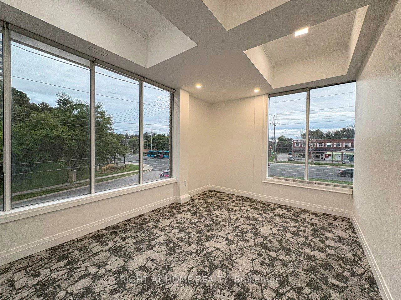8119, Yonge, Royal Orchard, Markham