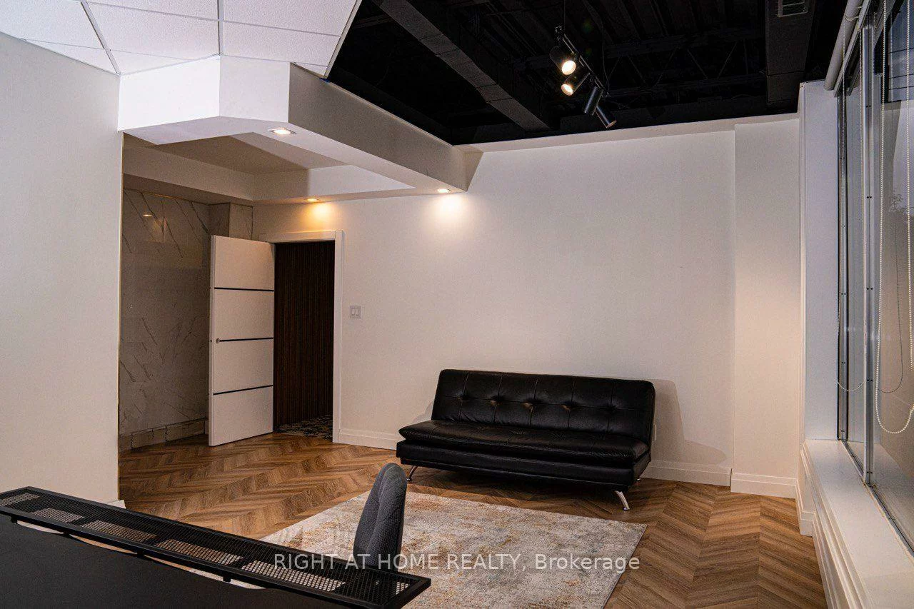 8119, Yonge, Royal Orchard, Markham