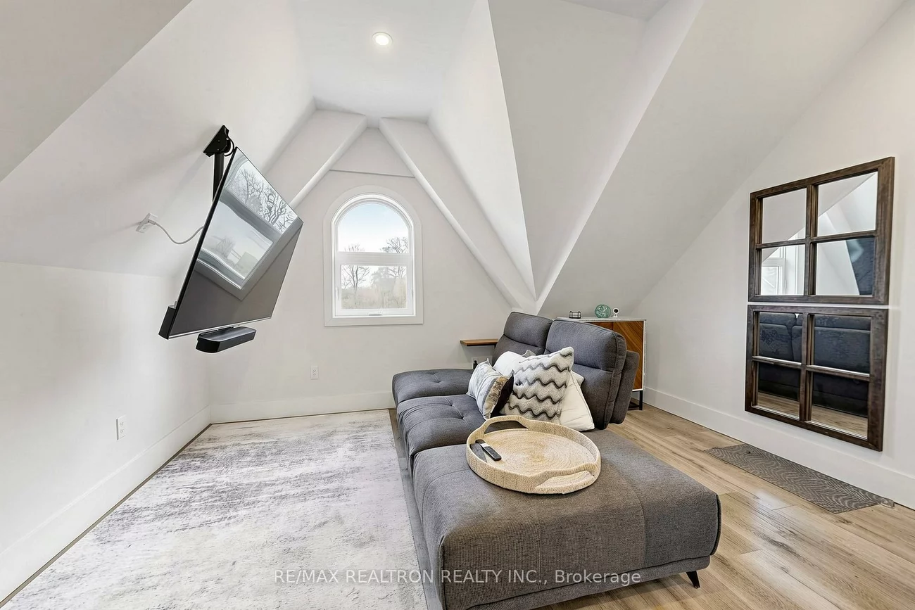 352, Main, Old Markham Village, Markham