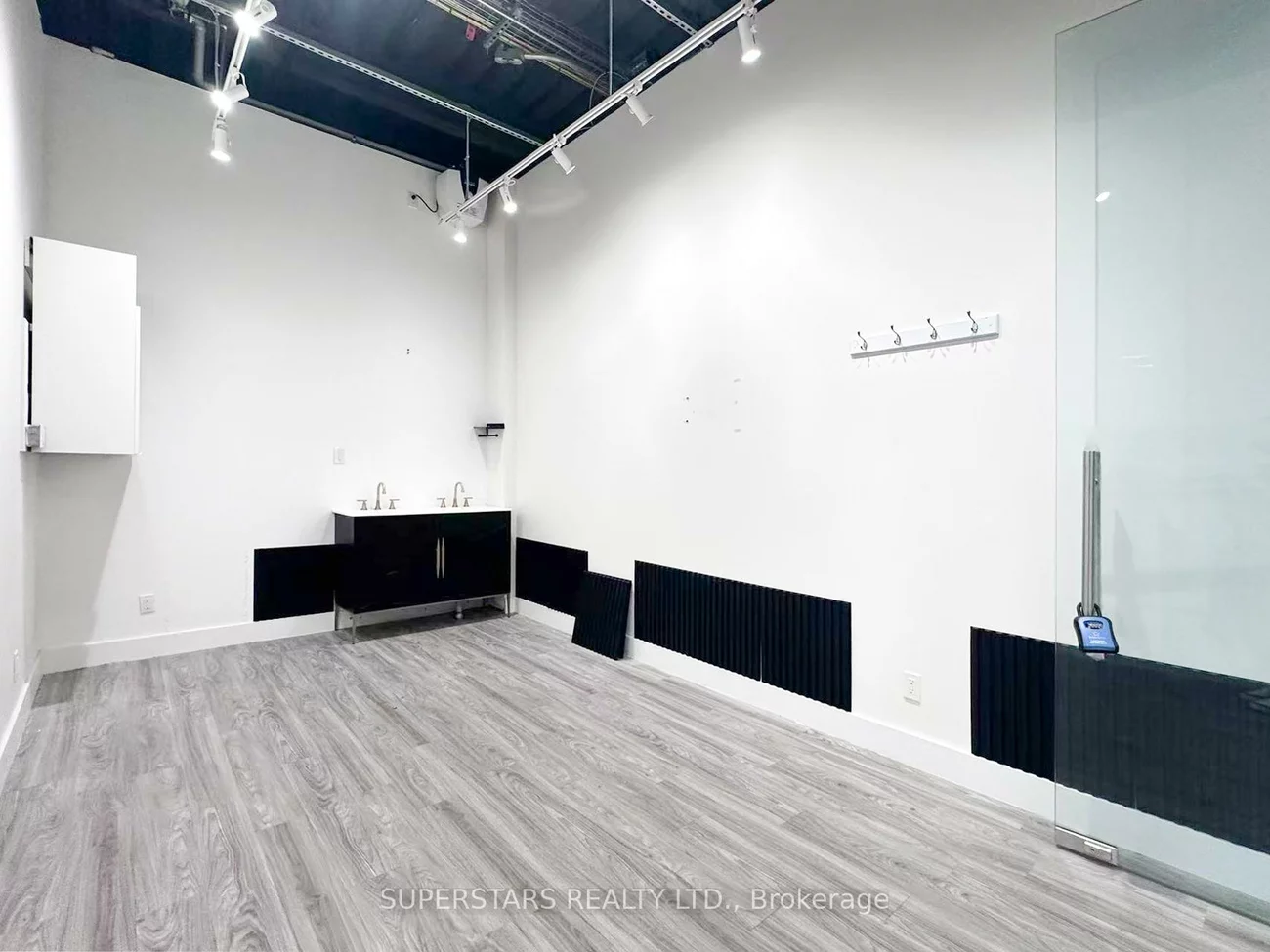 9390, Woodbine, Cachet, Markham
