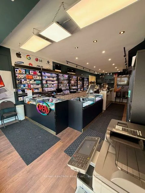 7717, Yonge, Thornhill, Markham