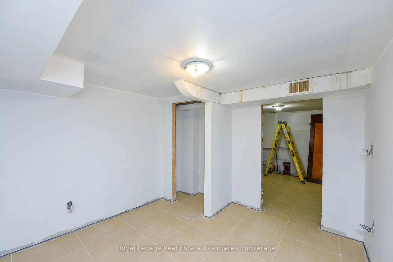 1561, Hurontario, Mineola, Mississauga