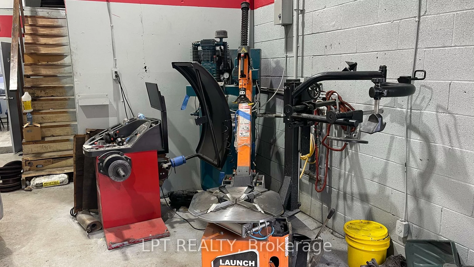 1115, Crestlawn, Northeast, Mississauga