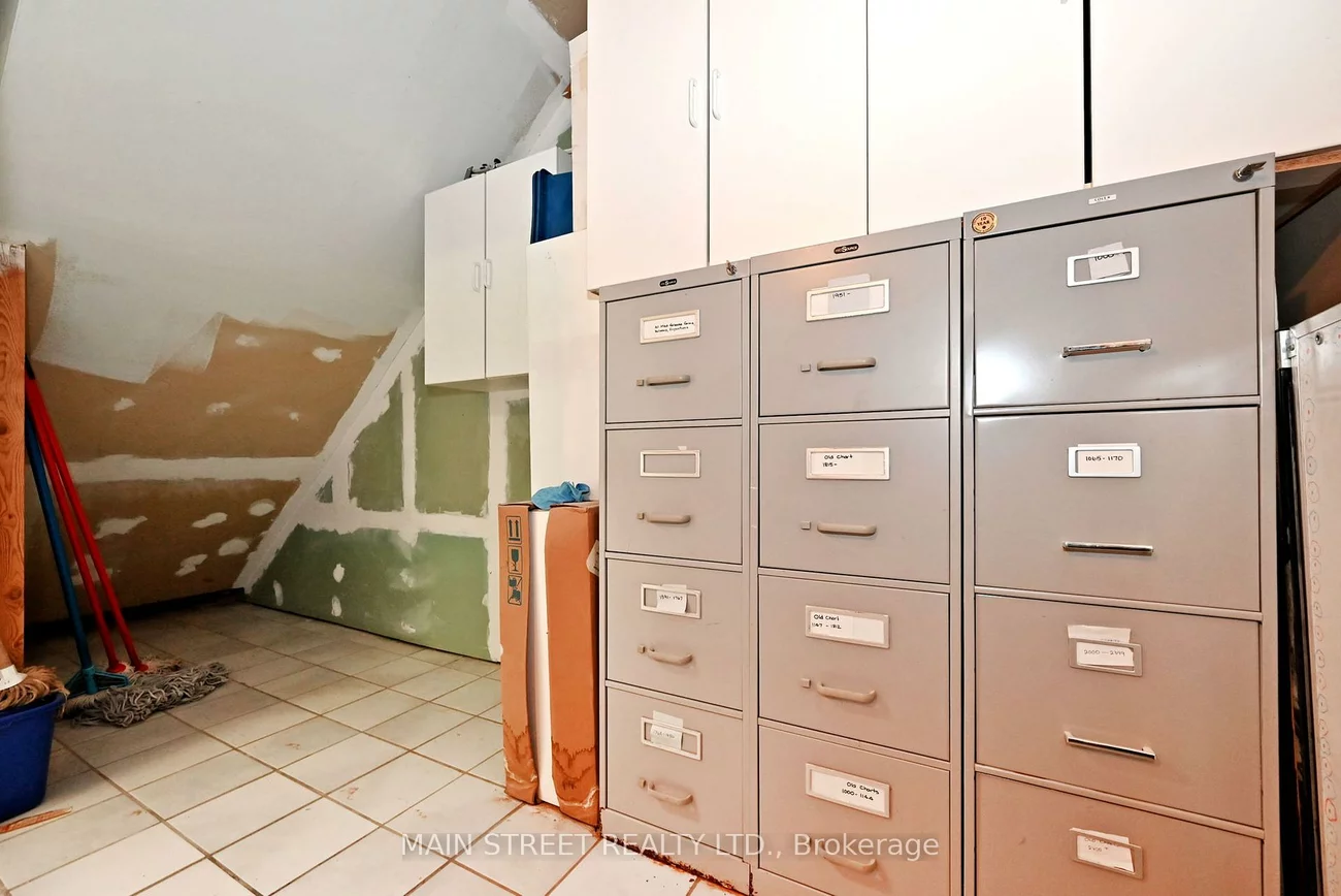 200, Davis, Central Newmarket, Newmarket