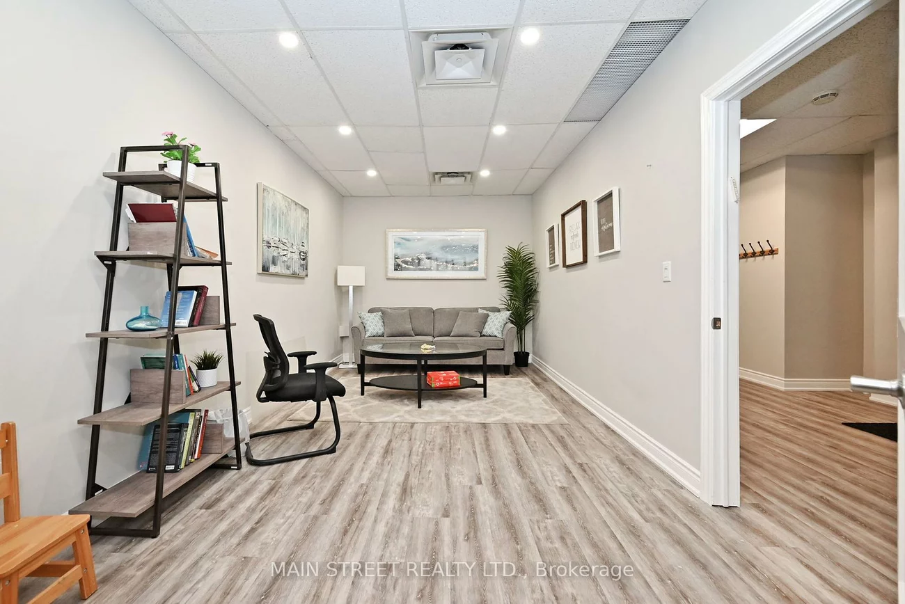 200, Davis, Central Newmarket, Newmarket