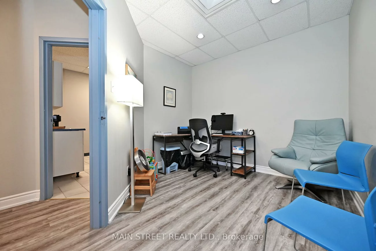 200, Davis, Central Newmarket, Newmarket