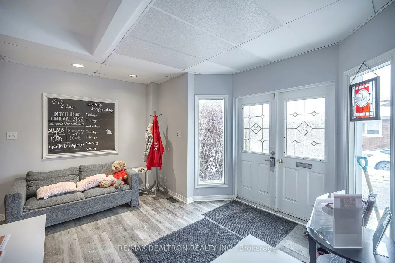 482, Queen, Central Newmarket, Newmarket