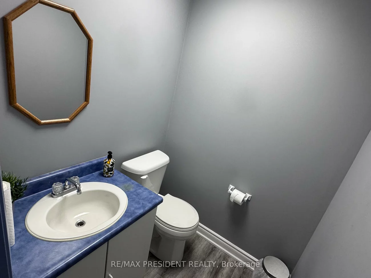 200, Davis, Central Newmarket, Newmarket