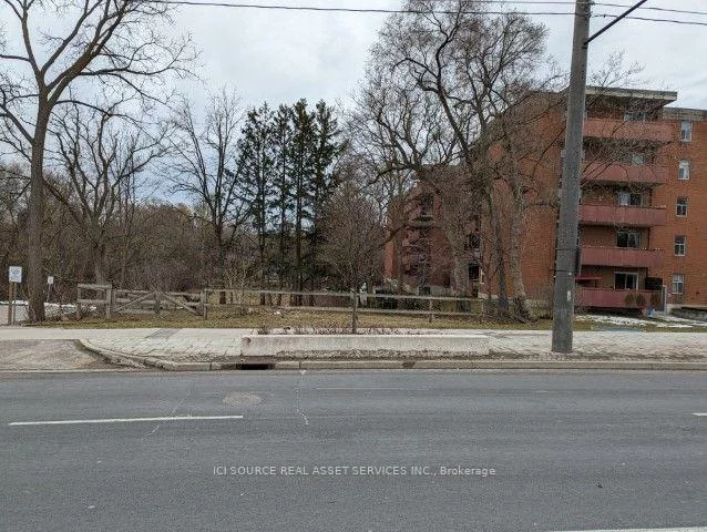 330, Davis, Central Newmarket, Newmarket