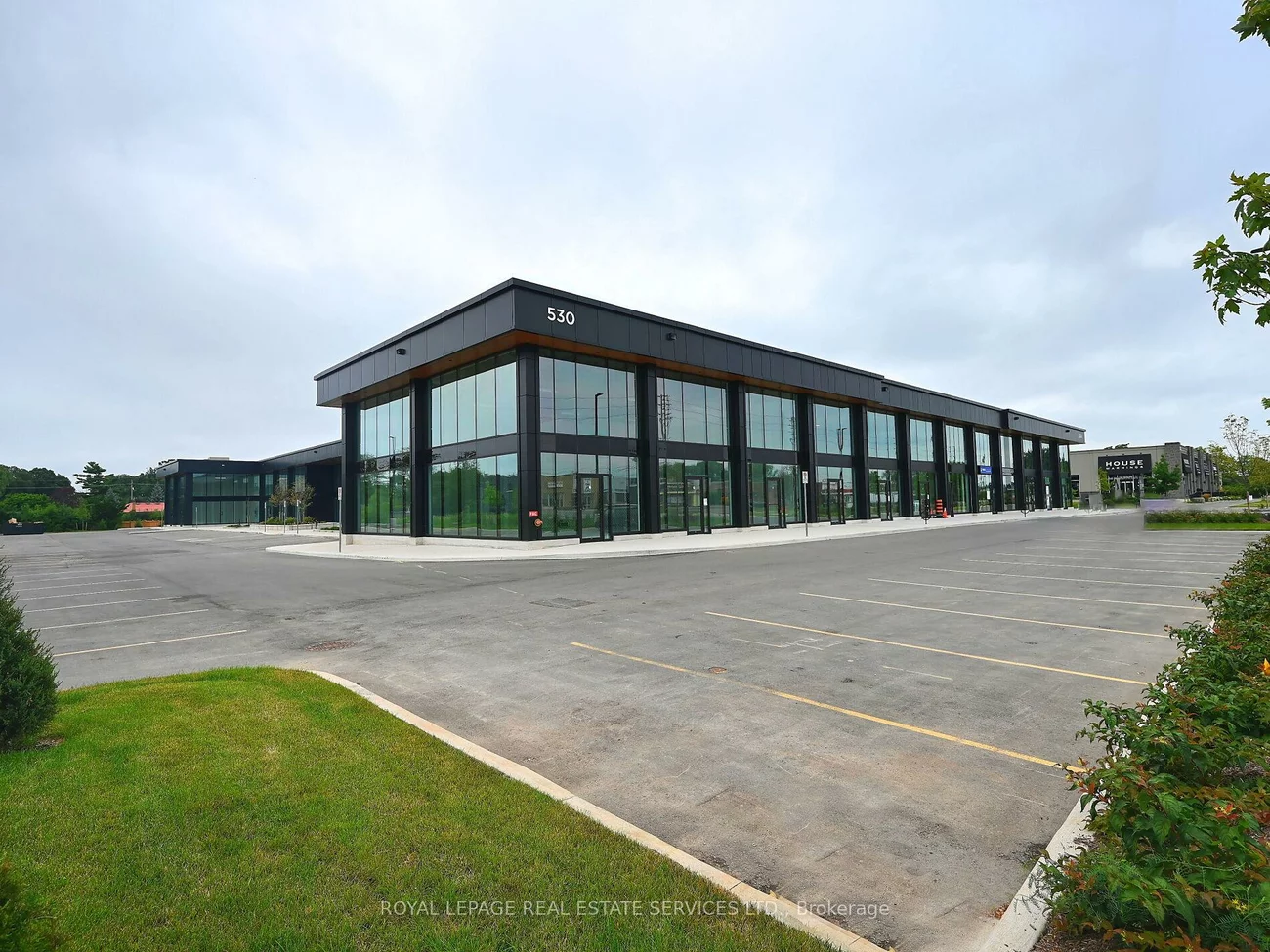 530, Speers, 1014 - QE Queen Elizabeth, Oakville