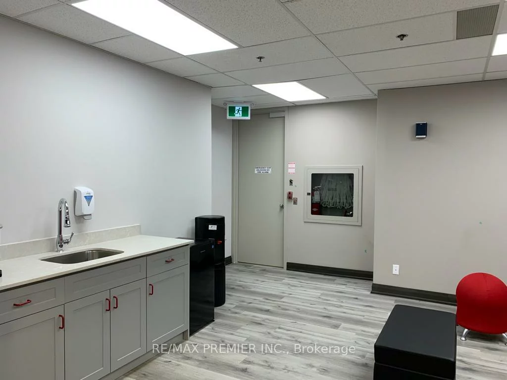 690, Dorval, 1014 - QE Queen Elizabeth, Oakville