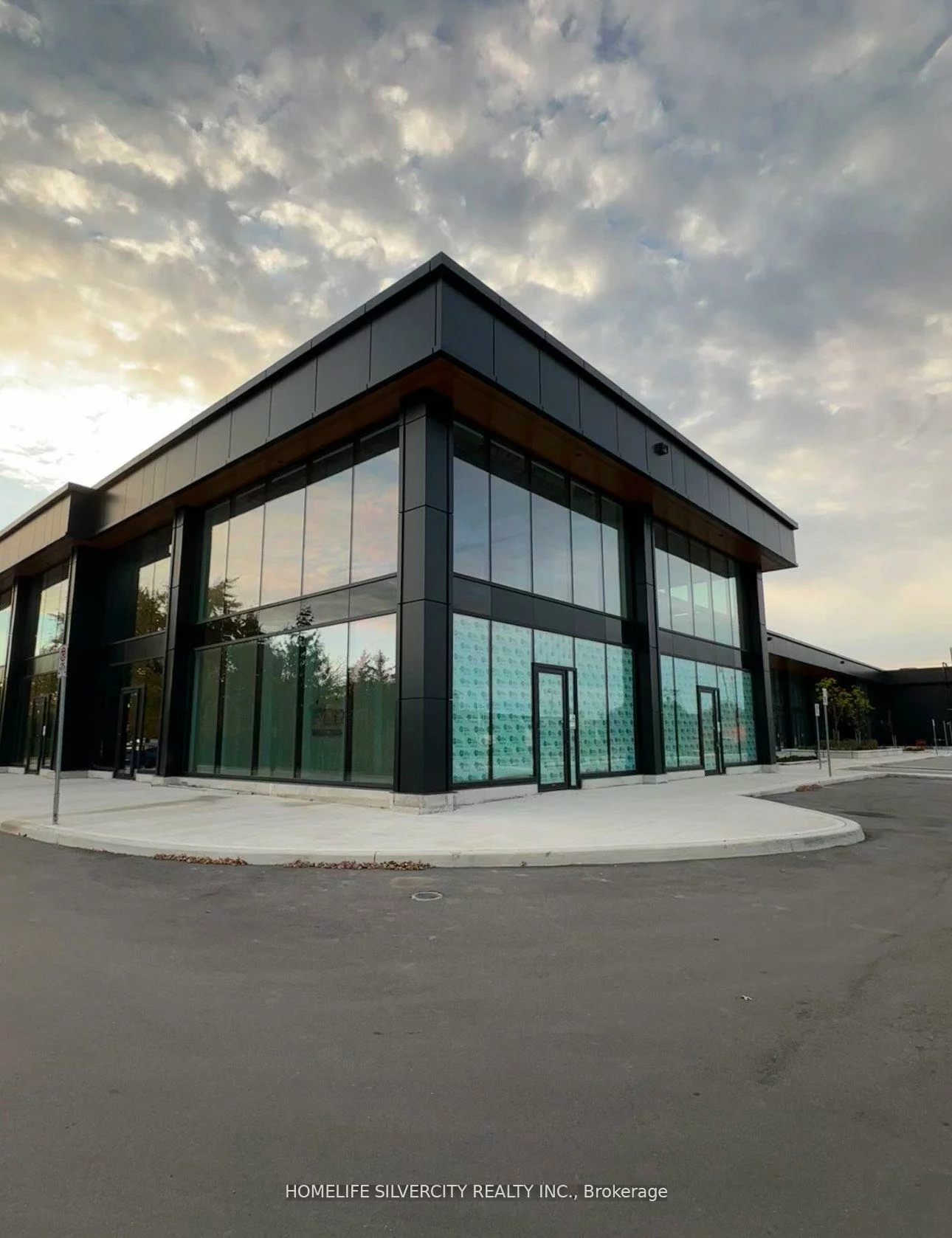 530, Speers, 1014 - QE Queen Elizabeth, Oakville