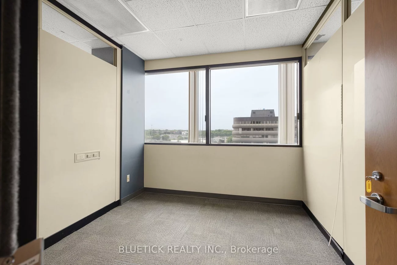 690, Dorval, 1014 - QE Queen Elizabeth, Oakville