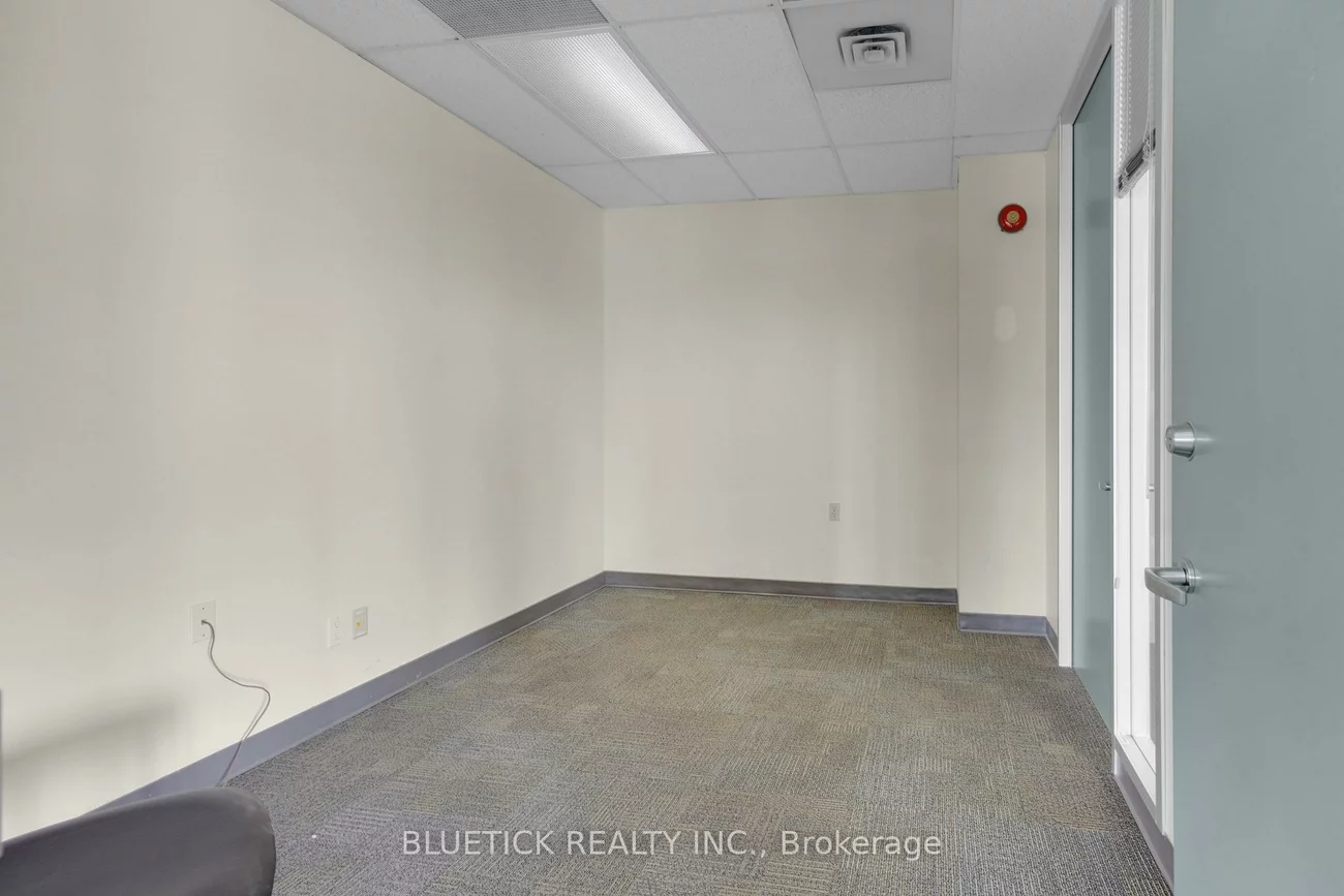 690, Dorval, 1014 - QE Queen Elizabeth, Oakville