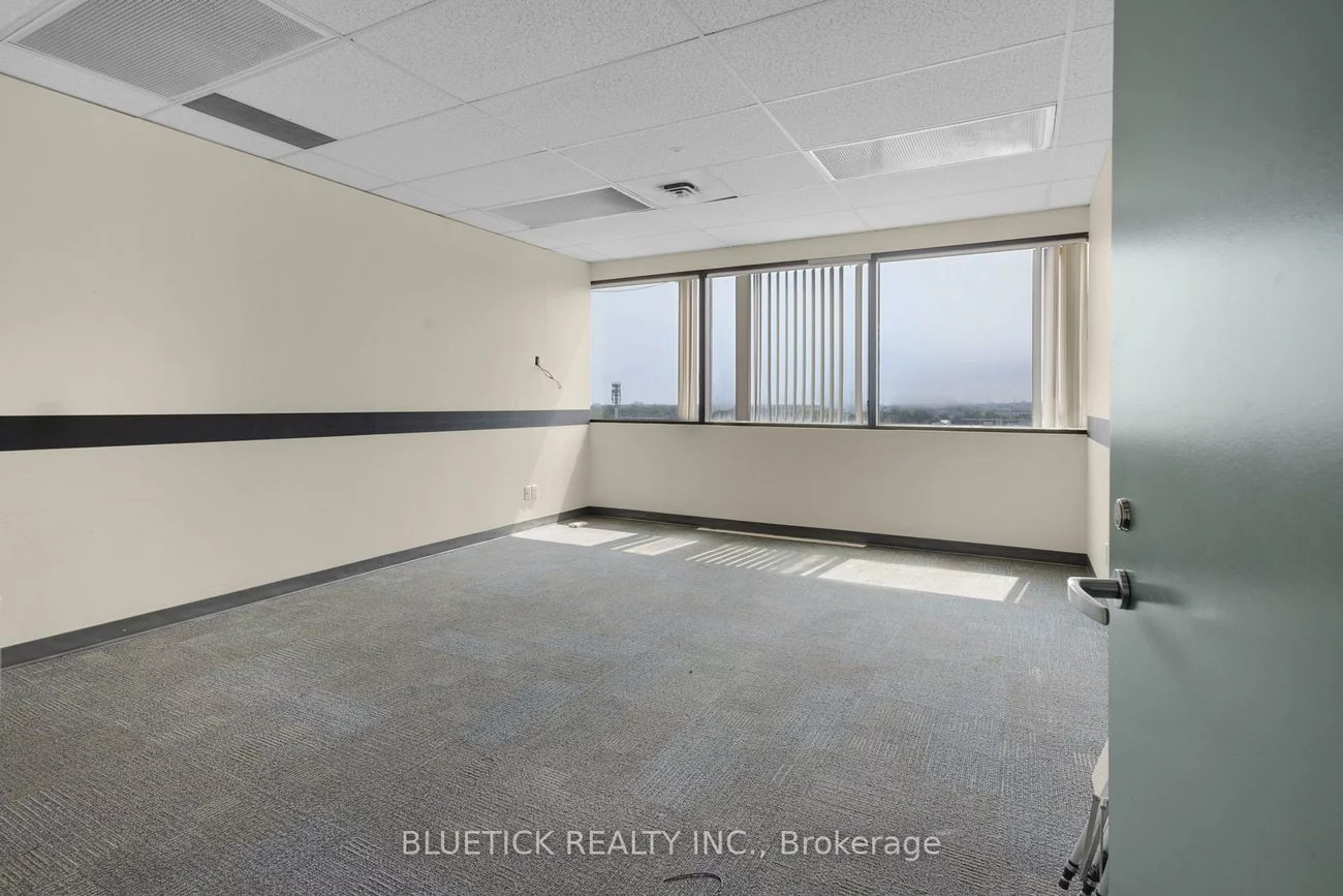 690, Dorval, 1014 - QE Queen Elizabeth, Oakville