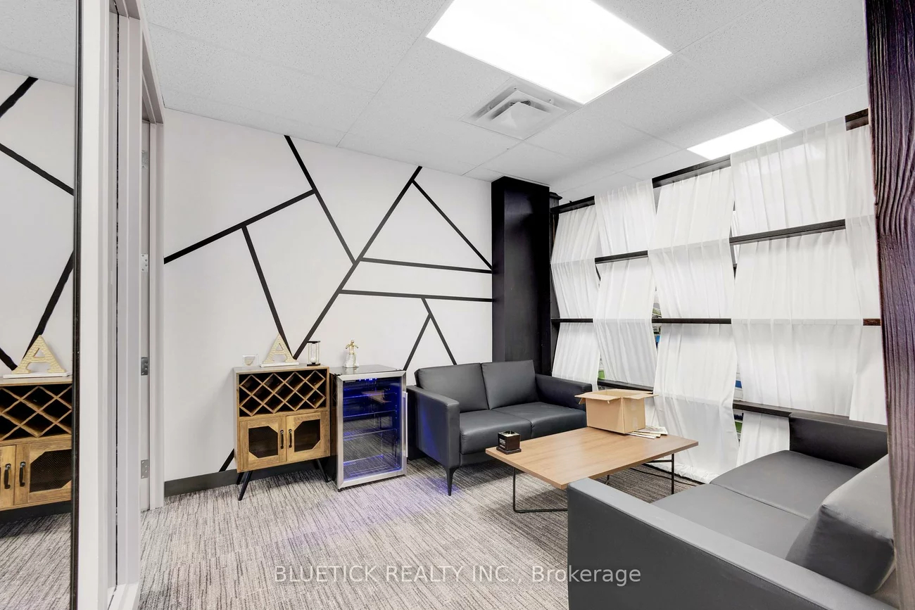 700, Dorval, 1014 - QE Queen Elizabeth, Oakville