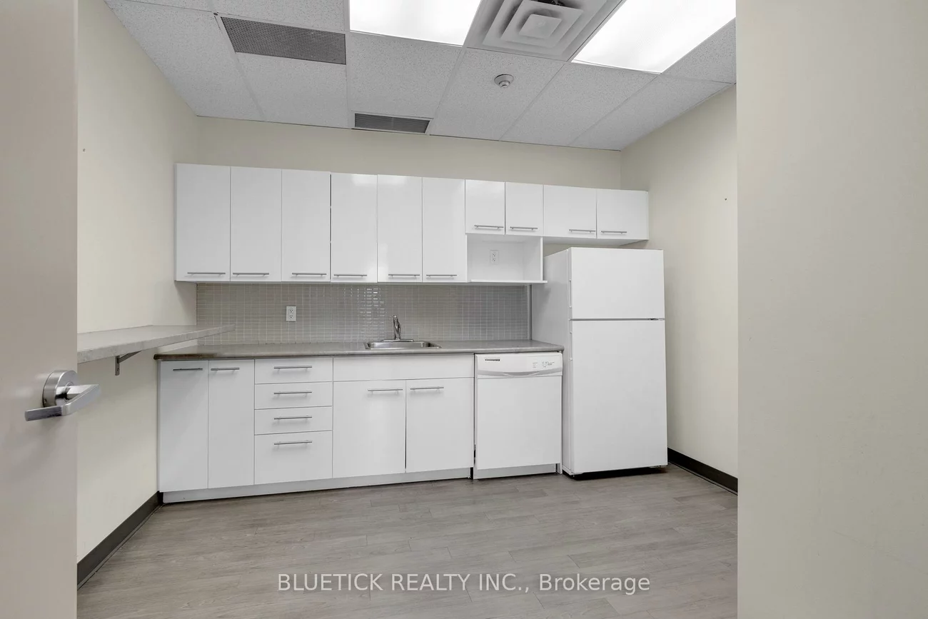 700, Dorval, 1014 - QE Queen Elizabeth, Oakville