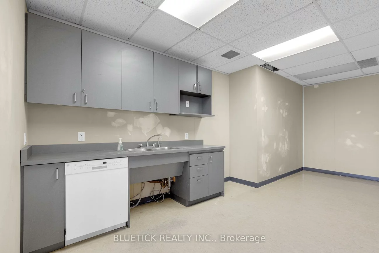 700, Dorval, 1014 - QE Queen Elizabeth, Oakville