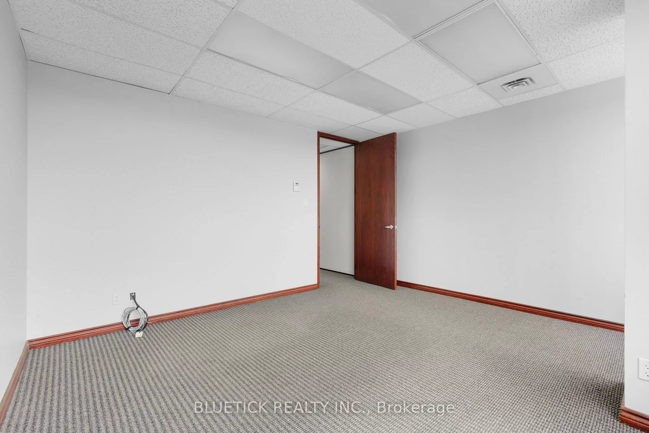 700, Dorval, 1014 - QE Queen Elizabeth, Oakville
