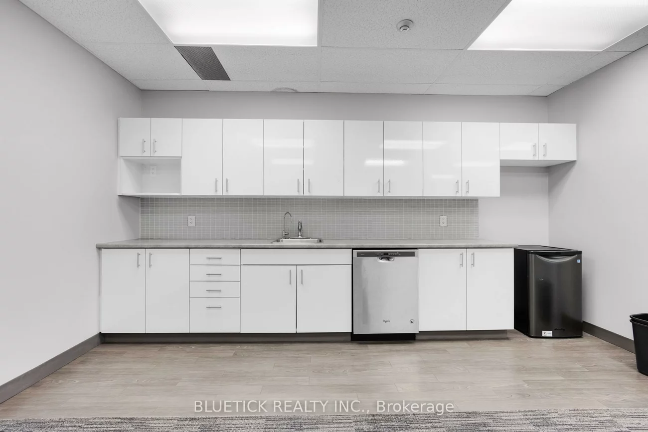 700, Dorval, 1014 - QE Queen Elizabeth, Oakville