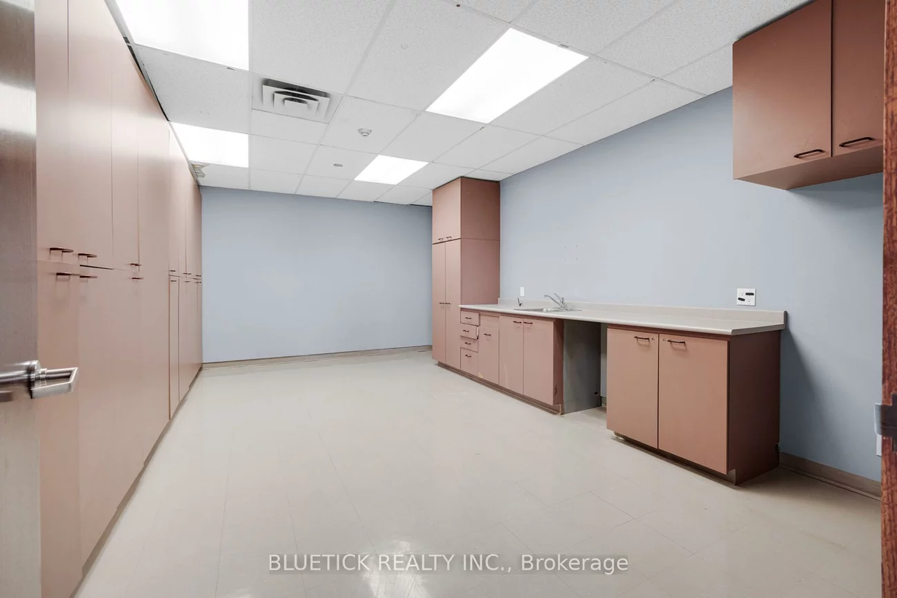 700, Dorval, 1014 - QE Queen Elizabeth, Oakville