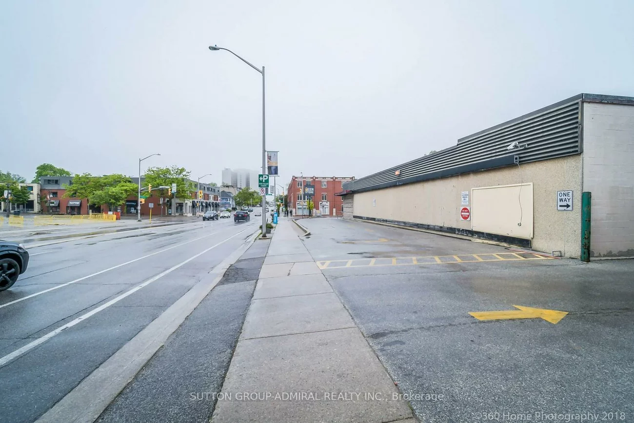 104, Lakeshore, 1002 - CO Central, Oakville
