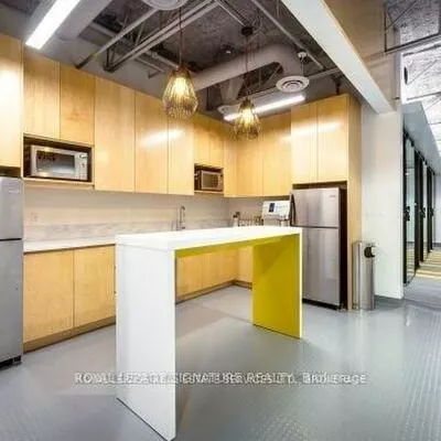 2115, South Service, 1014 - QE Queen Elizabeth, Oakville