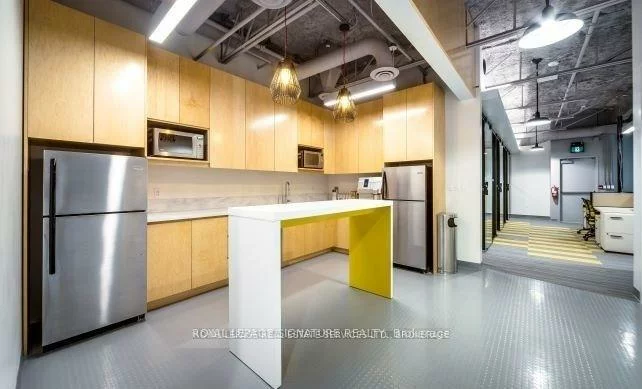 2115, South Service, 1014 - QE Queen Elizabeth, Oakville