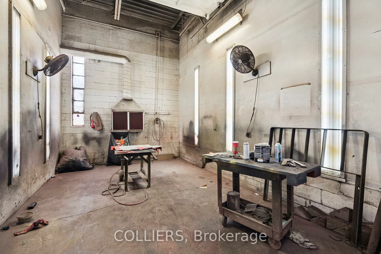 1054, South Service, 1014 - QE Queen Elizabeth, Oakville