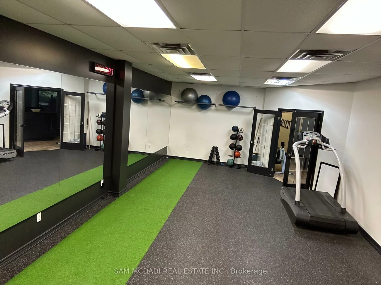 232A, South Service, 1014 - QE Queen Elizabeth, Oakville