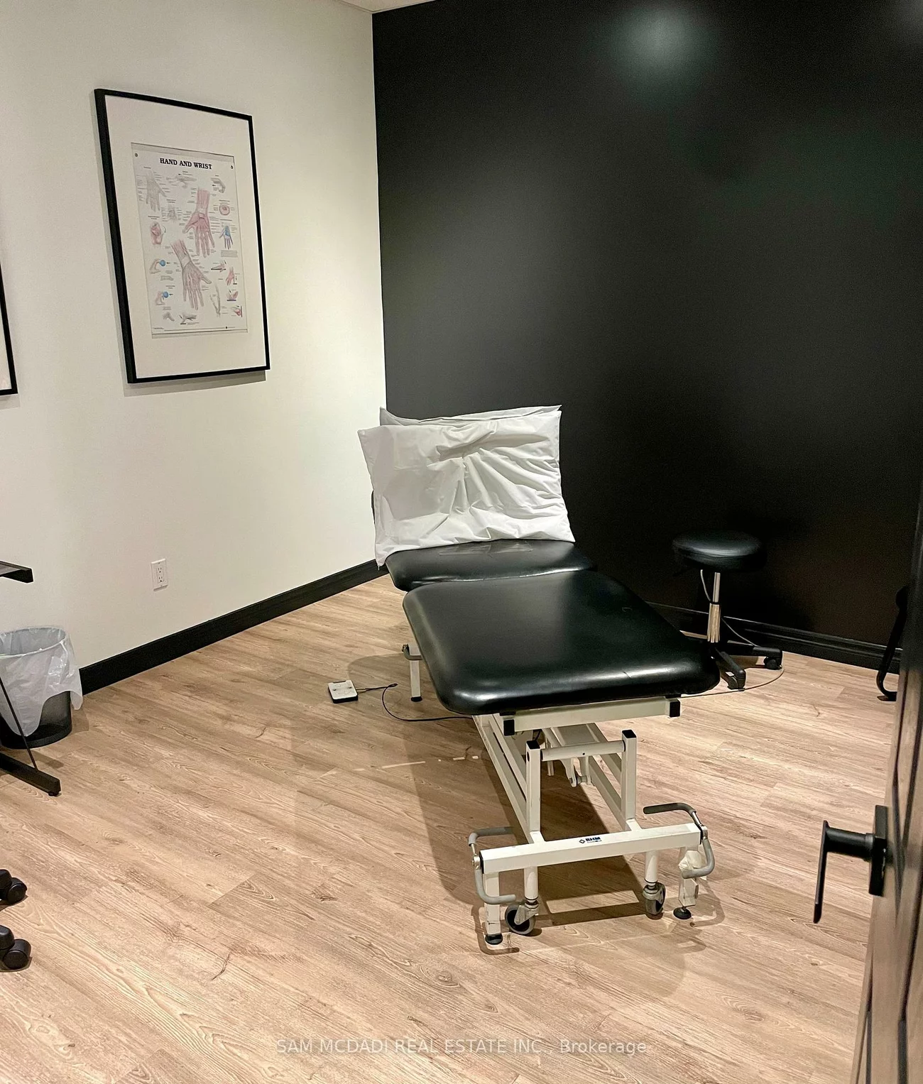 232A, South Service, 1014 - QE Queen Elizabeth, Oakville