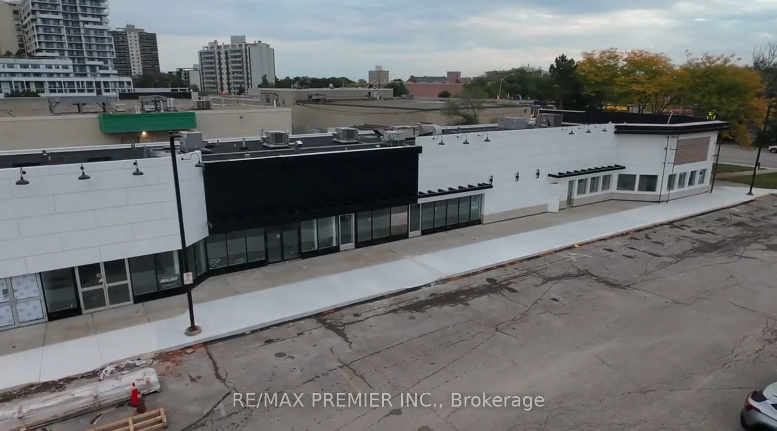 171, Speers, 1014 - QE Queen Elizabeth, Oakville