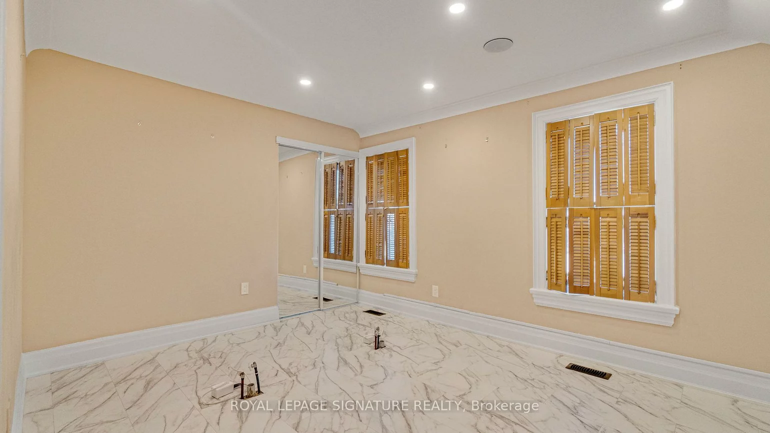 140, Trafalgar, 1013 - OO Old Oakville, Oakville