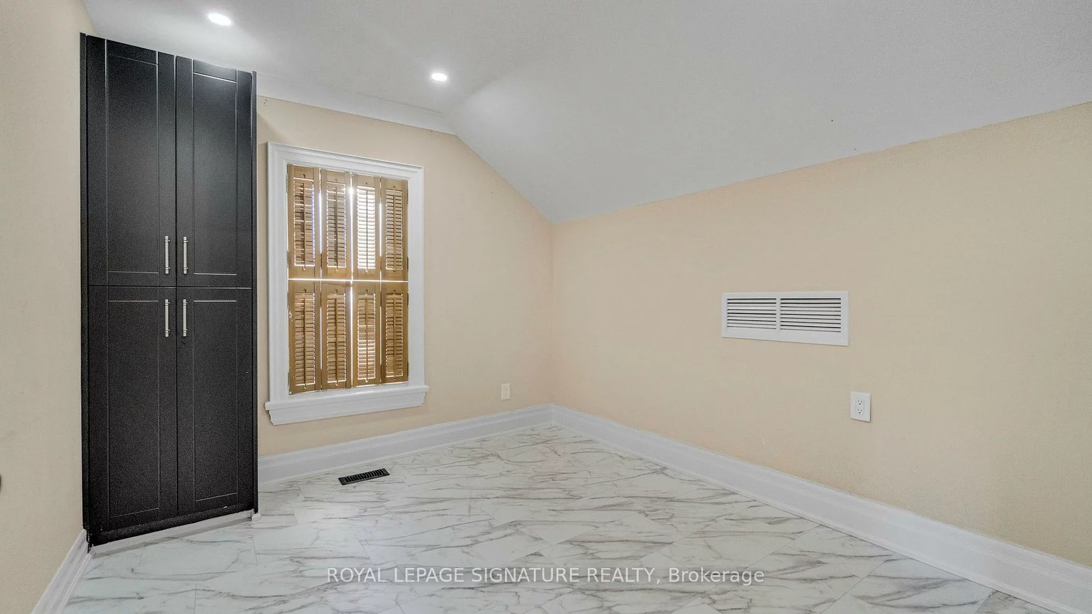 140, Trafalgar, 1013 - OO Old Oakville, Oakville