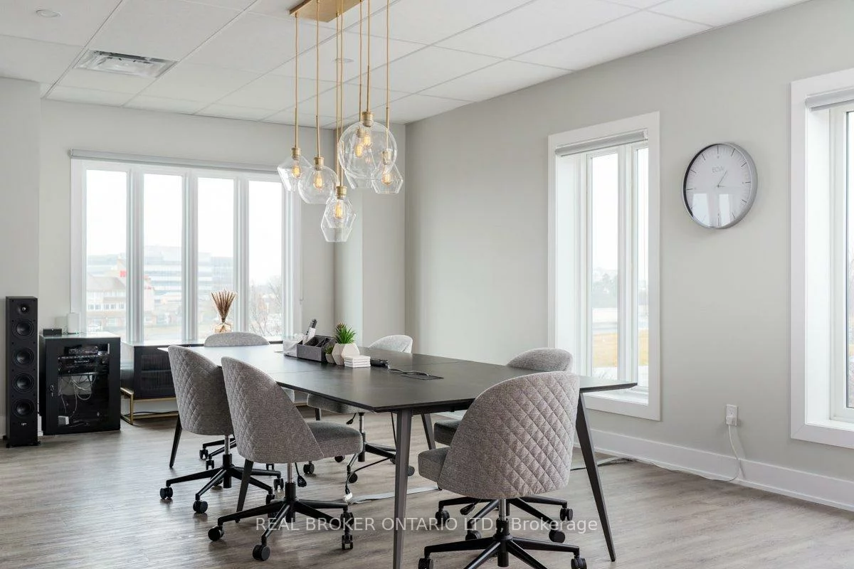 420, North Service, 1014 - QE Queen Elizabeth, Oakville