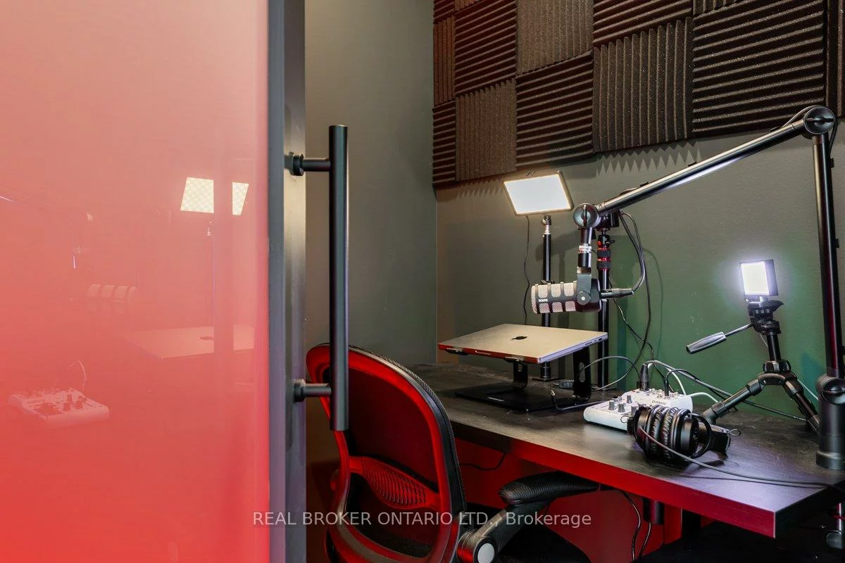 420, North Service, 1014 - QE Queen Elizabeth, Oakville