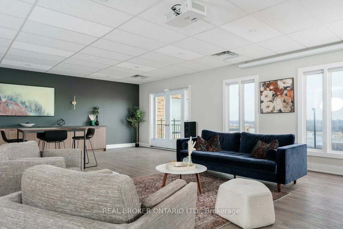 420, North Service, 1014 - QE Queen Elizabeth, Oakville