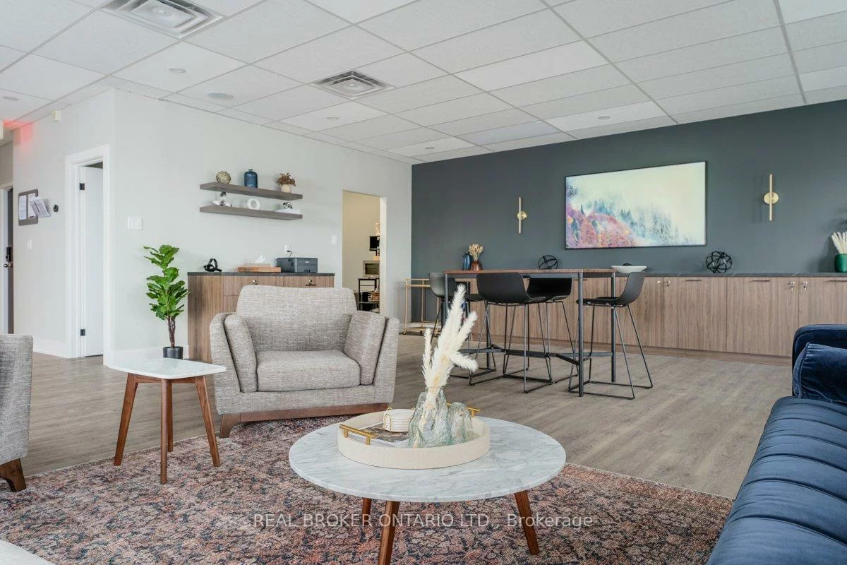 420, North Service, 1014 - QE Queen Elizabeth, Oakville