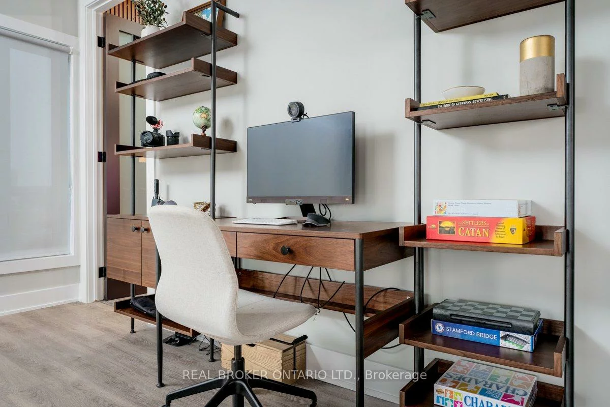 420, North Service, 1014 - QE Queen Elizabeth, Oakville