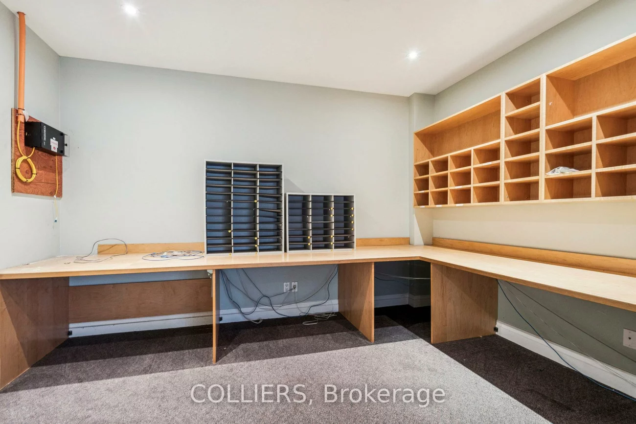 1200, South Service, 1014 - QE Queen Elizabeth, Oakville