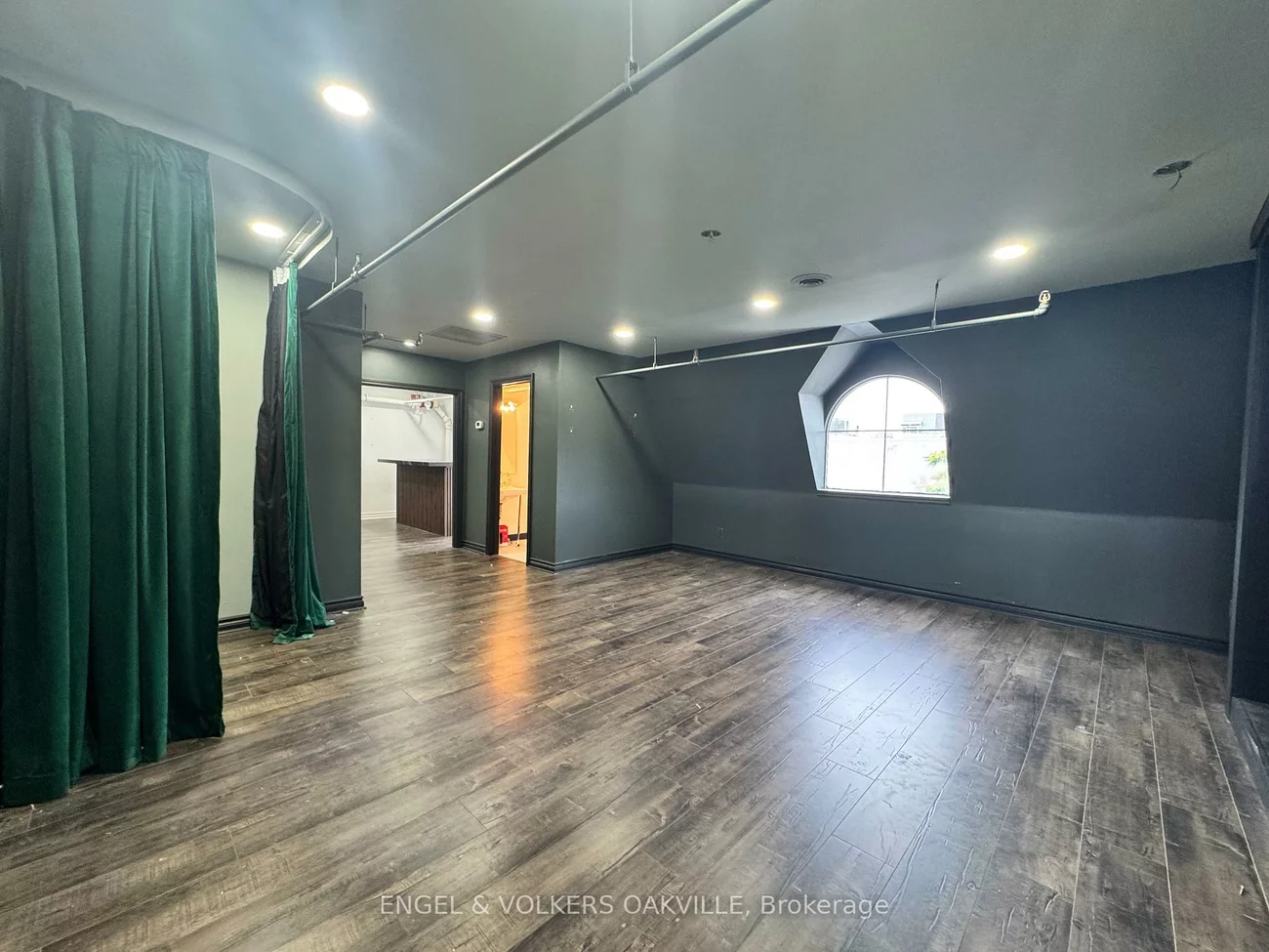 145, Lakeshore, 1013 - OO Old Oakville, Oakville