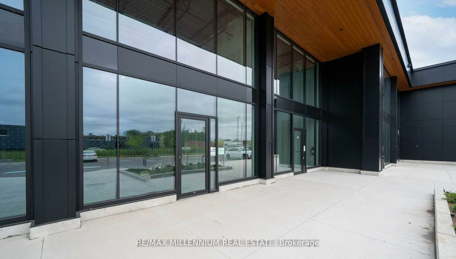 530, Speers, 1014 - QE Queen Elizabeth, Oakville