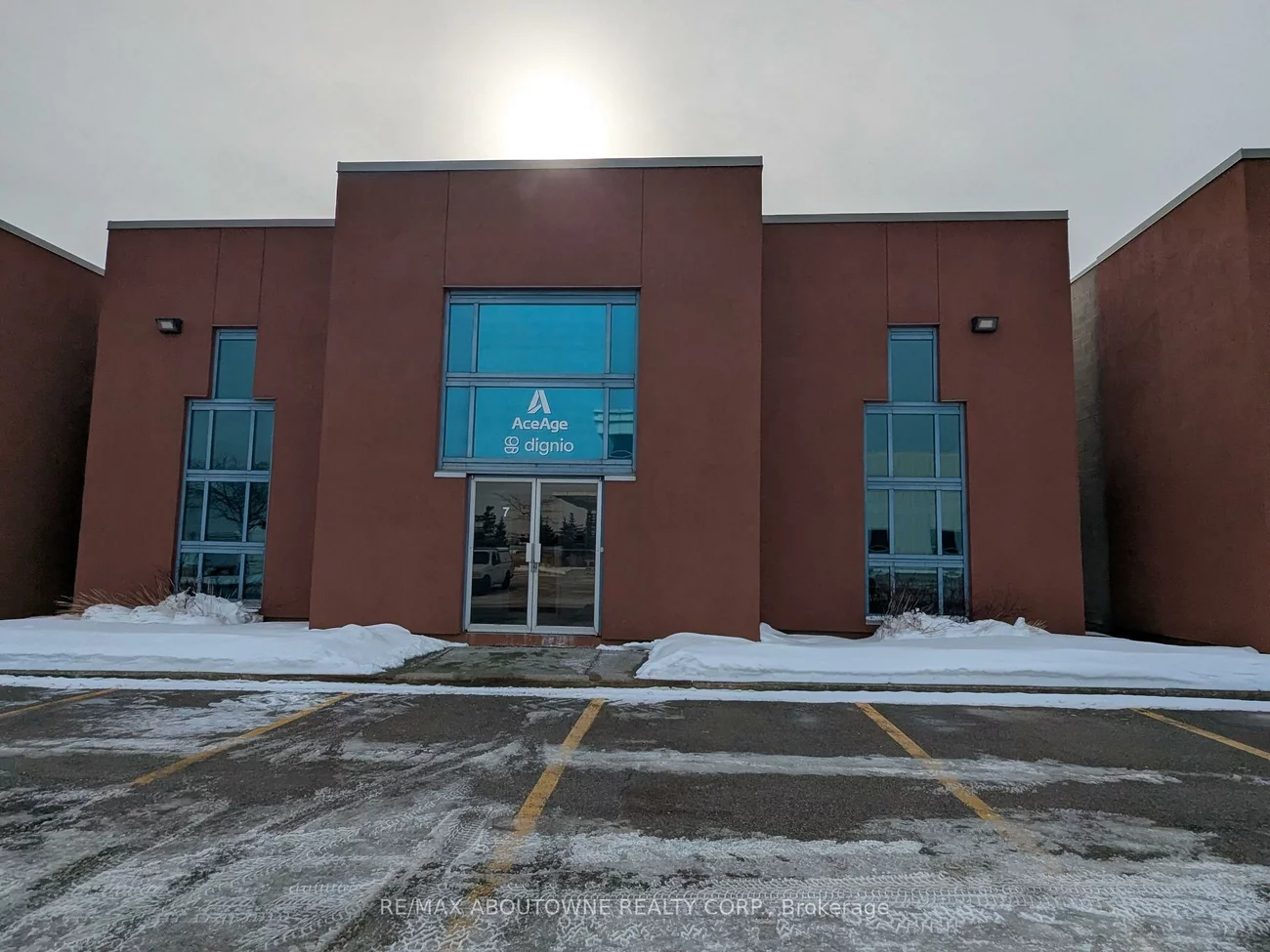 1273, North Service, 1014 - QE Queen Elizabeth, Oakville