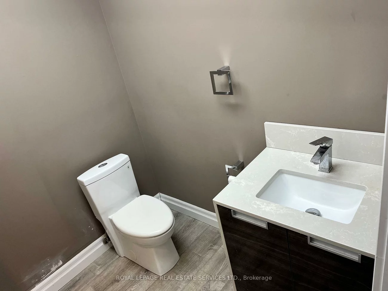 114, Lakeshore, 1002 - CO Central, Oakville