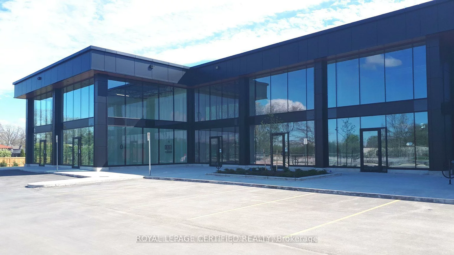 530, Speers, 1014 - QE Queen Elizabeth, Oakville