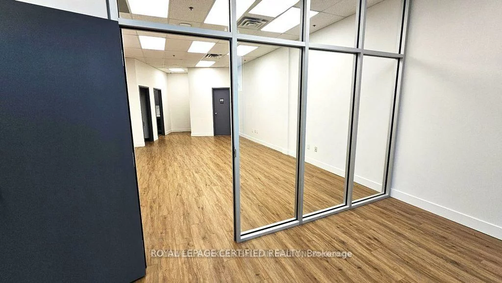 1660, North Service, 1014 - QE Queen Elizabeth, Oakville