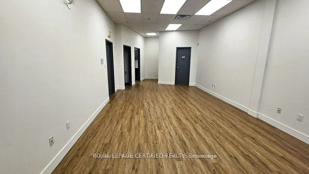 1660, North Service, 1014 - QE Queen Elizabeth, Oakville