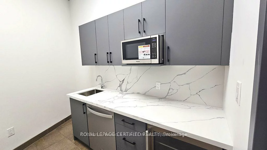 1660, North Service, 1014 - QE Queen Elizabeth, Oakville