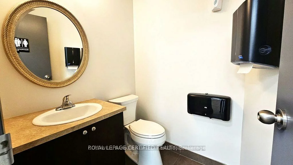 1660, North Service, 1014 - QE Queen Elizabeth, Oakville