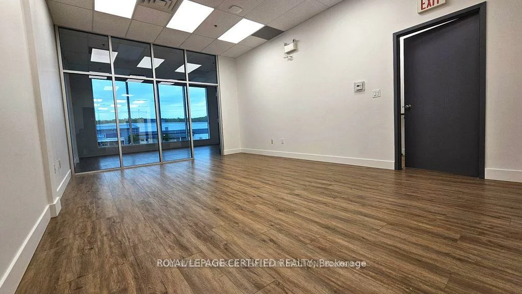 1660, North Service, 1014 - QE Queen Elizabeth, Oakville